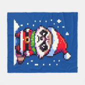 Grumpy Christmas Raccoon - Funny Pixel Art Holiday Fleecedecke (Vorderseite (Horizontal))