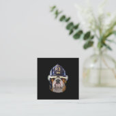 Grumpy English Bulldog Wear Firefighter Helm Quadratische Visitenkarte (Stehend Vorderseite)