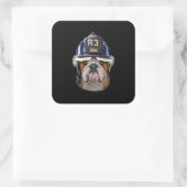 Grumpy English Bulldog Wear Firefighter Helm Quadratischer Aufkleber (Tasche)