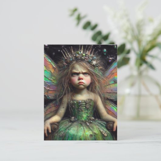 Grumpy Fairy in grünem Kleid Postkarte (Stehend Vorderseite)