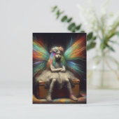 Grumpy Fairy sitzt auf einem Vintagen Kofferraum Postkarte (Stehend Vorderseite)