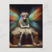Grumpy Fairy sitzt auf einem Vintagen Kofferraum Postkarte (Vorderseite)