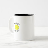 Grumpy Geezer kleines gebogenes Textlogo Zweifarbige Tasse (Vorderseite Links)