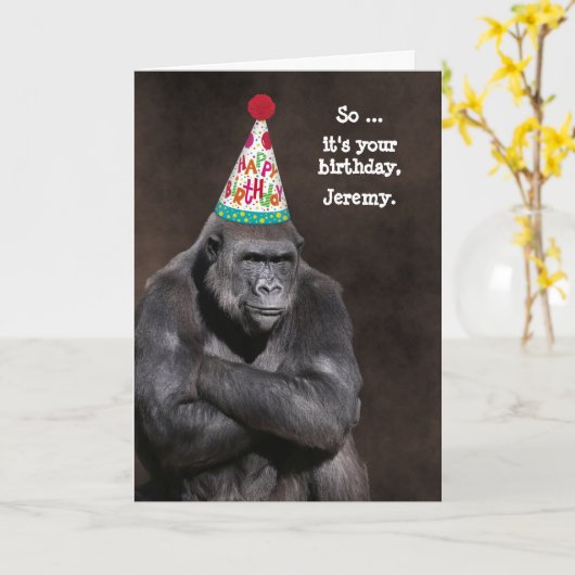 Grumpy Gorilla in Party Hat Birthday Personalized Karte (Gelbe Blume)