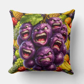 Grumpy grapes and angry fruit funny whimsical kitc kissen (Vorderseite)