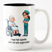 Grumpy Nurse Versus Smoking Senior Zweifarbige Tasse