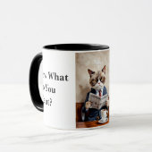 Grumpy Office Cat Reading the Newspaper Tasse (Vorderseite Links)