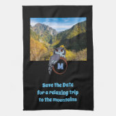 Grumpy Owl Nesting on Monogram Egal Foto Geschirrtuch (Vertikal)