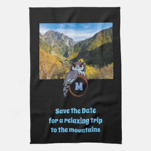 Grumpy Owl Nesting on Monogram Egal Foto Geschirrtuch (Vertikal)