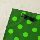 Grün auf dunkelgrünem Punkte-Musterdesign Strandtuch (Beispiel)