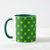 Grün auf dunkelgrünem Tupfenmuster-Design Tasse (Links)