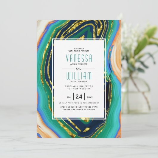 Grün, blau, pfirsichfarben, Goldfolie geode Hochze Einladung (Stehend Vorderseite)