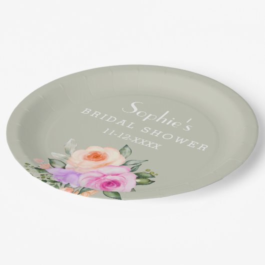 Grün blühendes Rosenrot Brautparty Pappteller (Schrägansicht)