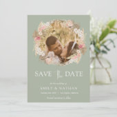 Grün-Boho-Blumenkranz-Foto Save the Date Einladung (Stehend Vorderseite)