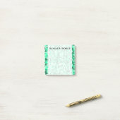 Grün deckte Quadrat-Muster mit Ziegeln + Post-it Klebezettel (Auf Schreibtisch)