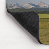 Grün-Felder und Rolling Hills mit Bergen Mousepad (Ecke)