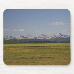 Grün-Felder und Rolling Hills mit Bergen Mousepad