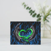 Grün flammendes Herz mit Bat Wings Postkarte (Stehend Vorderseite)
