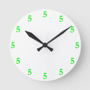 Grün fünf Uhr irgendwo auf Weiß