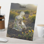 Grün & Gelb Blume & Mann Sockelschild (In Situ)