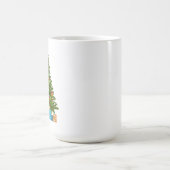 Grün, Gold und Geschenke mit grünem Baum Kaffeetasse (Mittel)