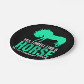 Grün Ja, ich rieche wie ein Pferd Pappteller (Schrägansicht)