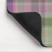 Grün, lila klassischer Tartan. Mousepad (Ecke)