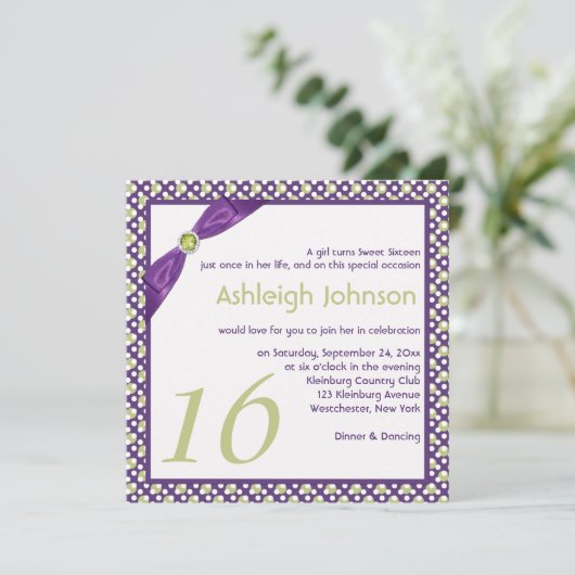 Grün, Lila und Weiß Polka Dot Sweet 16 Einladung (Stehend Vorderseite)