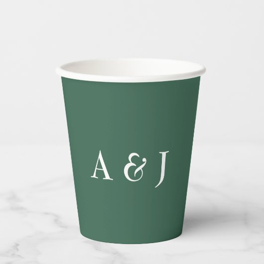 Grün mit weißem Monogramm Pappbecher (Vorderseite)