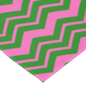 Grün Pink Chevron Zickzack-Design  Tischdecke (Schrägansicht)