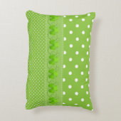 Grün, Punkte und Kleeblätter Dekokissen (Rückseite(Vertikal))