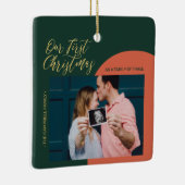 Grün, Rot und Gold Modernes Erstes Weihnachtsfest Keramikornament (Rechts)