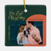 Grün, Rot und Gold Modernes Erstes Weihnachtsfest Keramikornament (Vorderseite)