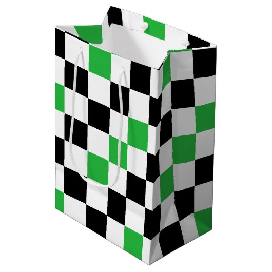 Grün Schwarz Weiß Karomuster Design Mittlere Geschenktüte (Vorderseite Schrägansicht)