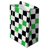 Grün Schwarz Weiß Karomuster Design Mittlere Geschenktüte (Rückseite Schrägansicht)