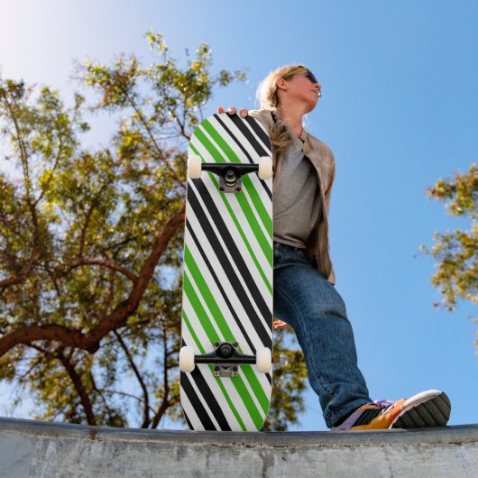 Grün Schwarz Weiß Streifen Muster Design Skateboard (Außen 1)