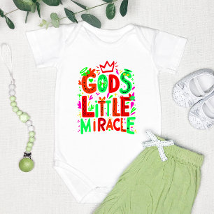 Grün spielerisch "Das kleine Wunder Gottes" Baby Strampler