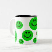 Grün stellt Tasse gegenüber (Vorderseite Links)