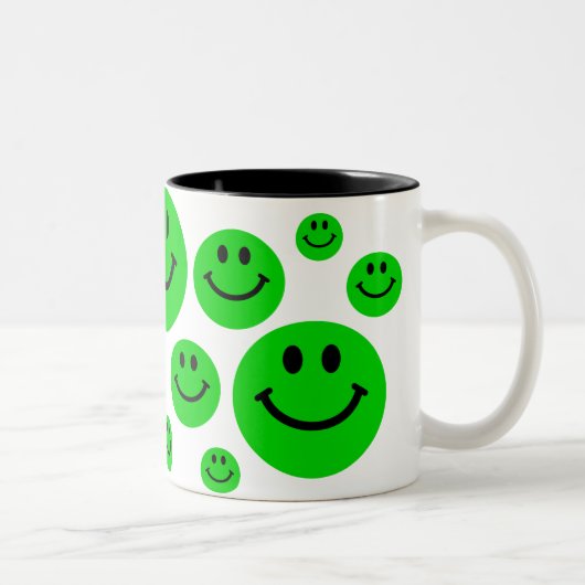 Grün stellt Tasse gegenüber (Rechts)