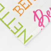 Grün und Blau mit Name und Monogramm-Collage Fleecedecke (Ecke)