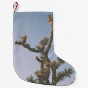 GRÜN UND BROWN BAUM UNTER BLAUEM HIMMEL KLEINER WEIHNACHTSSTRUMPF