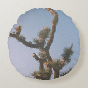 GRÜN UND BROWN BAUM UNTER BLAUEM HIMMEL RUNDES KISSEN