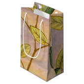 Grün und Gelb Blätter im Hintergrund Kleine Geschenktüte (Vorderseite Schrägansicht)