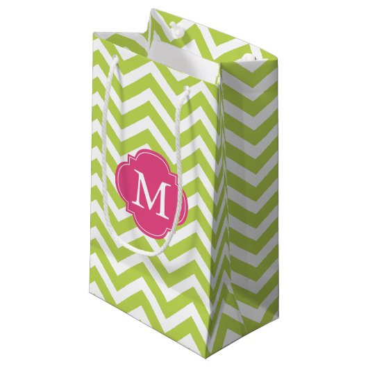 Grün und Hot Pink Zigzag Muster Monogram Kleine Geschenktüte (Vorderseite Schrägansicht)