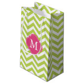 Grün und Hot Pink Zigzag Muster Monogram Kleine Geschenktüte (Rückseite Schrägansicht)