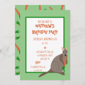 Grün und Orange Wallaby essen eine Karrot Geburtst Einladung (Vorne/Hinten)