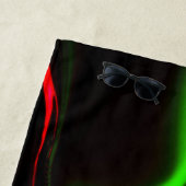 Grün und rot gekrümmte Linien über dunkelgrünem Fo Strandtuch (Beispiel)