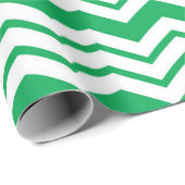 Grün-weißes Chevron-Zickzack-Musterdesign Geschenkpapier (Rolleneckpunkt)