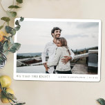 Grün Wir haben den Knoten getippt! Foto Elopement  Ankündigung<br><div class="desc">Dieses einfache, elegante, moderne Foto Hochzeitsankündigung flache Vorlage zeigt Ihre Namen und Details unter Ihrem Foto. Wir haben abgerundete Ecken als Standard-Form gewählt, aber es sieht auch gut aus mit scharfen Ecken, also versuchen Sie beide im Editiermodus, um zu sehen, welche Greifer Sie! Wir haben einen eleganten mittel dunklen Schatten...</div>