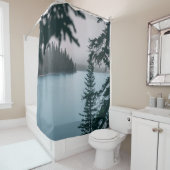 GRÜNBAUM IN DER NÄHE DES WASSERKÖRPERS DUSCHVORHANG (Beispiel)